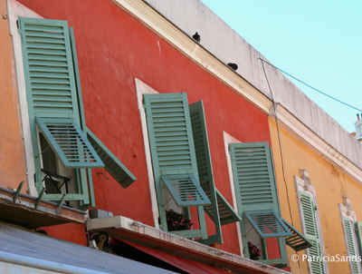 Contraventanas y casas coloridas en Niza.