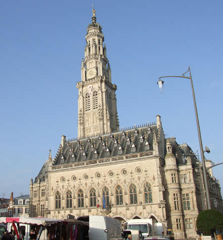 Ayuntamiento y campanario de Arras el día de mercado