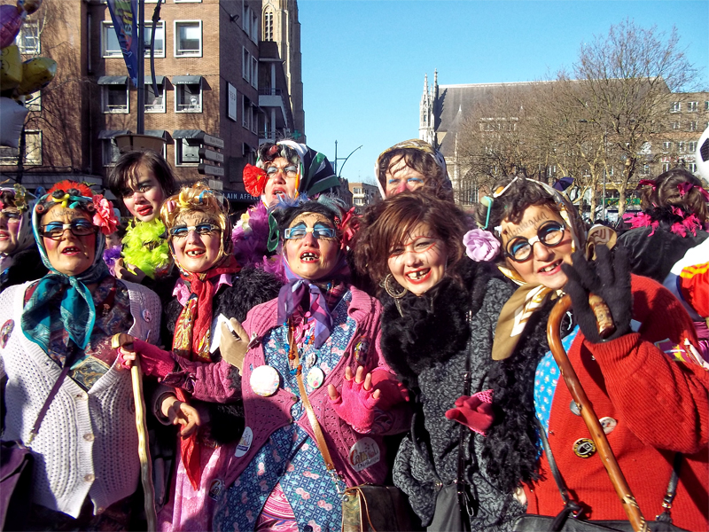 Grupo de mujeres con maquillaje llamativo en el Carnaval de Dunkerque
