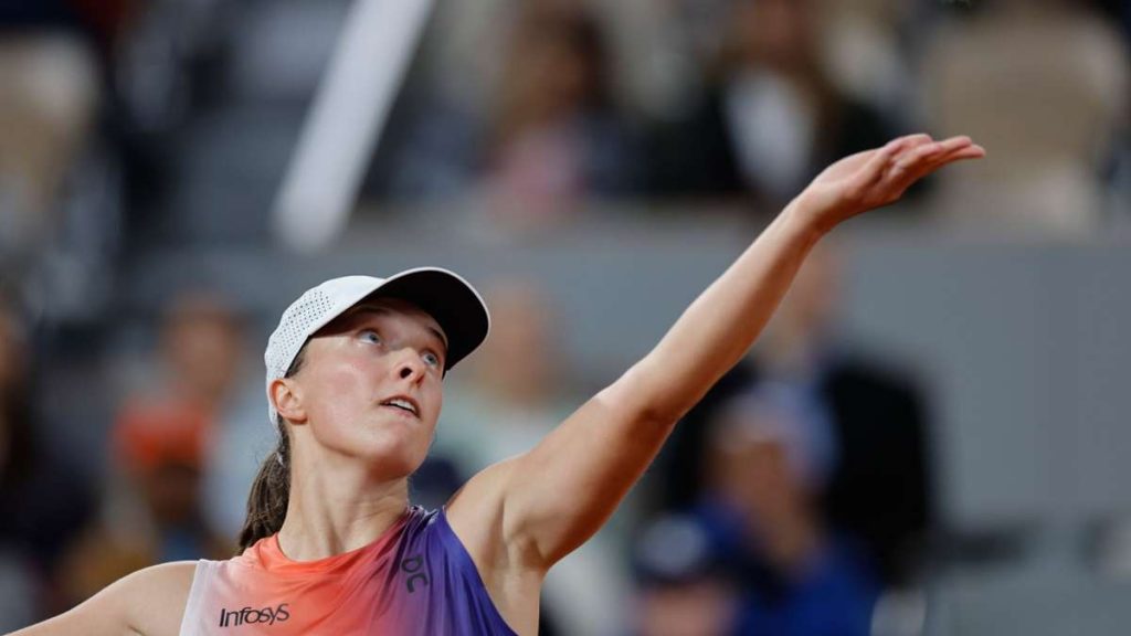Tenis: Swiatek vence a Osaka en un thriller de segunda ronda del Abierto de Francia