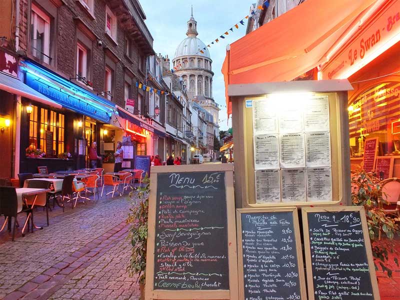 Los restaurantes se alinean en las calles del casco antiguo de Boulogne-sur-Mer