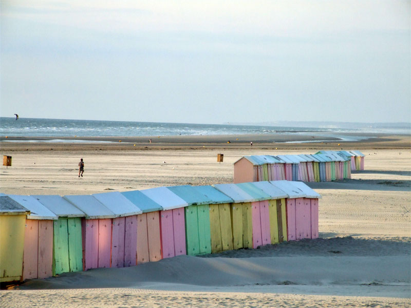 Coloridas casetas de playa en Berck-sur-Mer, en la Costa de Ópalo