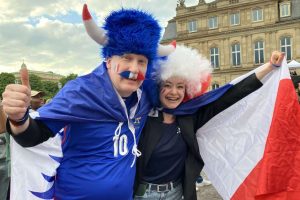 Aficionados franceses en la Schlossplatz de Stuttgart: «Los alemanes deberían amar a su país, no sólo en el Campeonato de Europa»