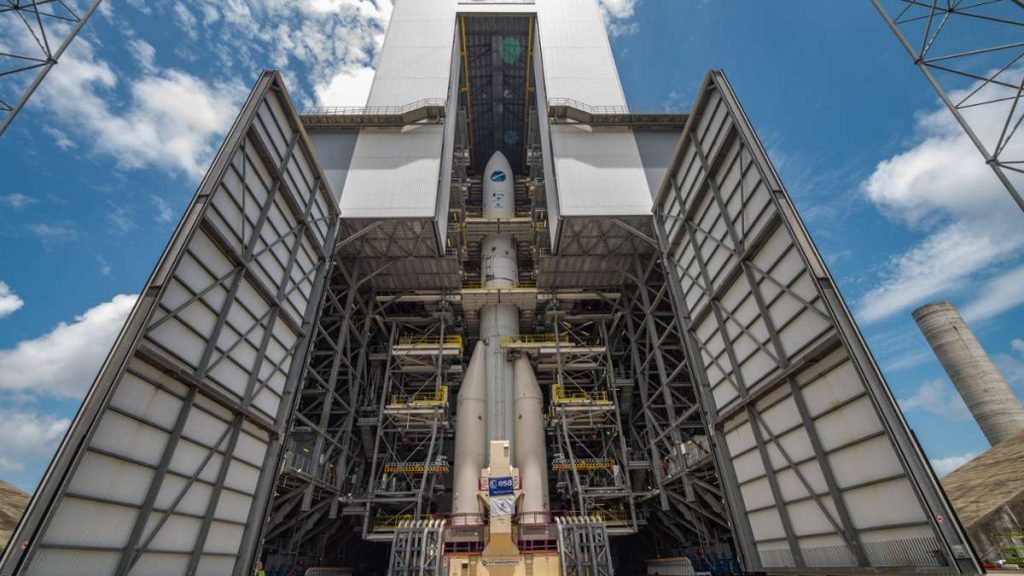 Transportador al espacio: la esperanza de Europa: el cohete Ariane 6 poco antes del despegue